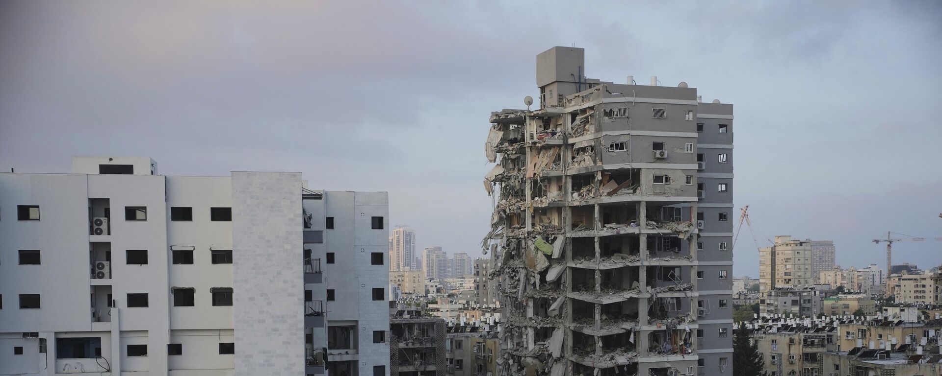 Building hit by a missile fired from Iran, near Tel Aviv, Israel - Sputnik भारत, 1920, 15.06.2025