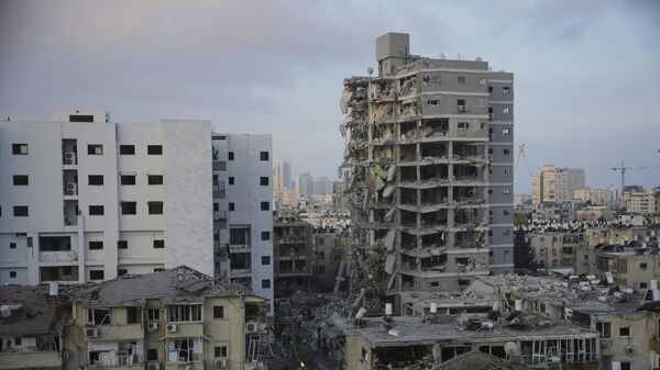 Building hit by a missile fired from Iran, near Tel Aviv, Israel - Sputnik भारत