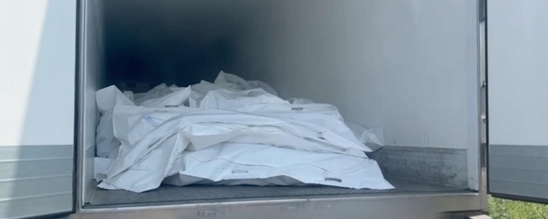 A screen grab capture from a video shows the trucks carrying bodies for an agreed-upon prisoner exchange and repatriation of soldiers' bodies while the Ukrainian side fails to arrive for the exchange, which was unexpectedly postponed indefinitely, in Bryansk, Russia, on June 08, 2025.  - Sputnik भारत, 1920, 15.06.2025