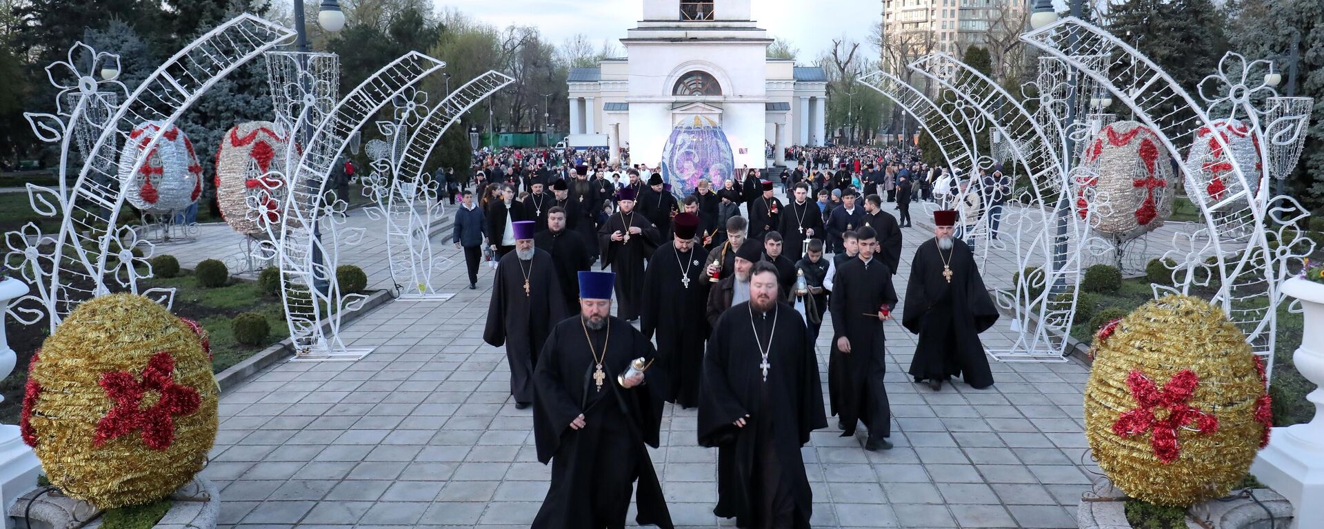 Priests in Kishinev, Moldova observe Easter ceremonies. File photo. - Sputnik भारत, 1920, 15.06.2025
