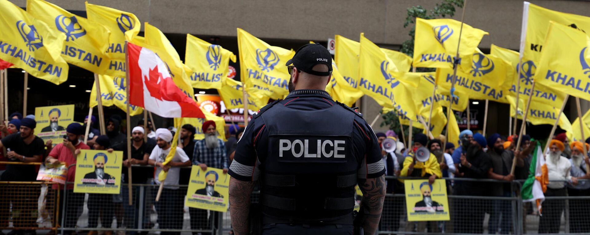 Police officers stand guard as Pro-Khalistan supporters gather for a demonstration in front of the Indian Consulate in Toronto, Ontario, Canada on July 8, 2023.  - Sputnik भारत, 1920, 19.06.2025