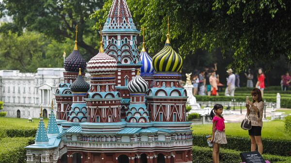 People visit the miniature of Kremlin at the Russian part of the theme park Window Of The World in Shenzhen, Guangdong province, China, October 20, 2014.  - Sputnik भारत