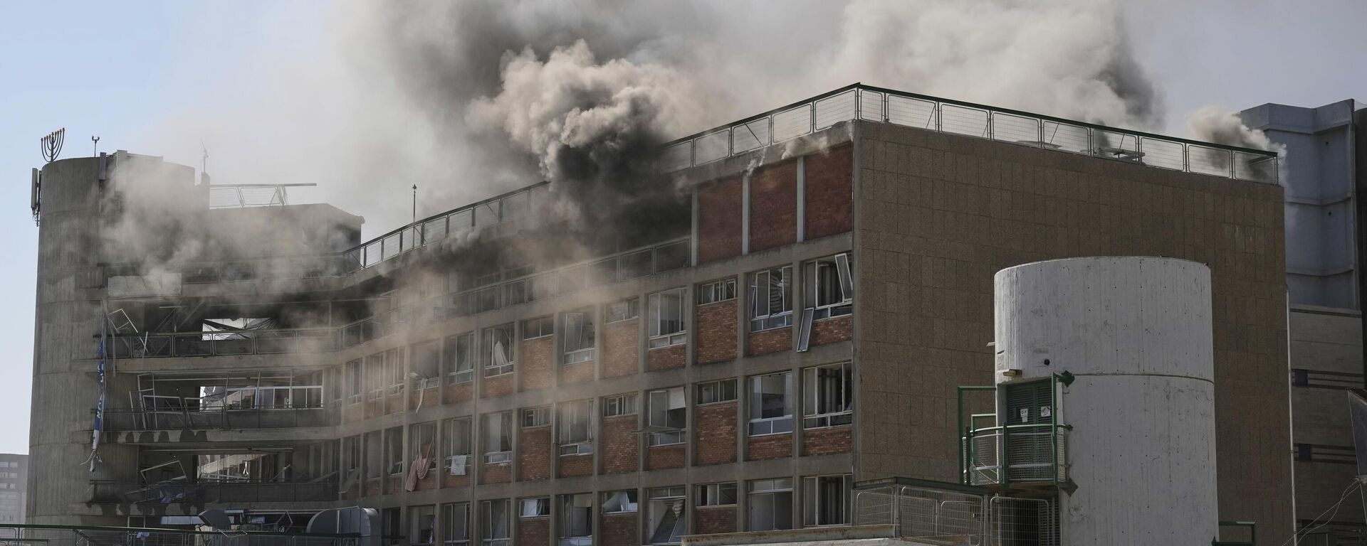 Smokes rises from a building of the Soroka hospital complex after it was hit by a missile fired from Iran in Beersheba, Israel. - Sputnik भारत, 1920, 20.06.2025