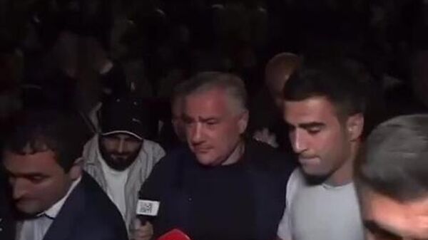 Russian entrepreneur, head of Tashir Group Samvel Karapetyan (center) at his home in Yerevan (screenshot of the video). Law enforcement officers of Armenia are conducting searches in the house, S. Karapetyan's friends and acquaintances have gathered in the courtyard. Earlier, Samvel Karapetyan issued a statement in defense of the Armenian Apostolic Church after Armenian Prime Minister Nikol Pashinyan's critical remarks about its top hierarchs. - Sputnik भारत
