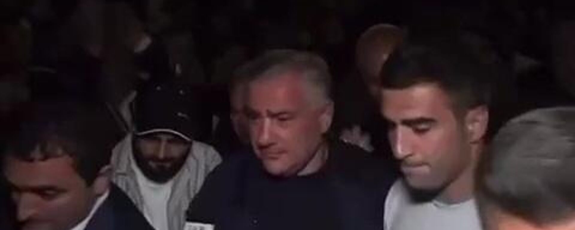 Russian entrepreneur, head of Tashir Group Samvel Karapetyan (center) at his home in Yerevan (screenshot of the video). Law enforcement officers of Armenia are conducting searches in the house, S. Karapetyan's friends and acquaintances have gathered in the courtyard. Earlier, Samvel Karapetyan issued a statement in defense of the Armenian Apostolic Church after Armenian Prime Minister Nikol Pashinyan's critical remarks about its top hierarchs. - Sputnik भारत, 1920, 20.06.2025