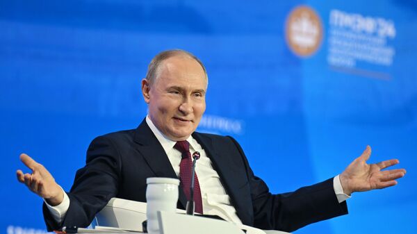 Vladimir Putin participates in 2024 SPIEF plenary session - Sputnik India