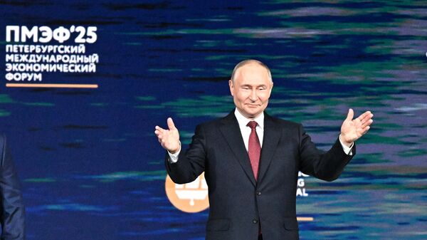 Russian President Vladimir Putin takes the stage at the plenary session of the St. Petersburg International Economic Forum - Sputnik भारत