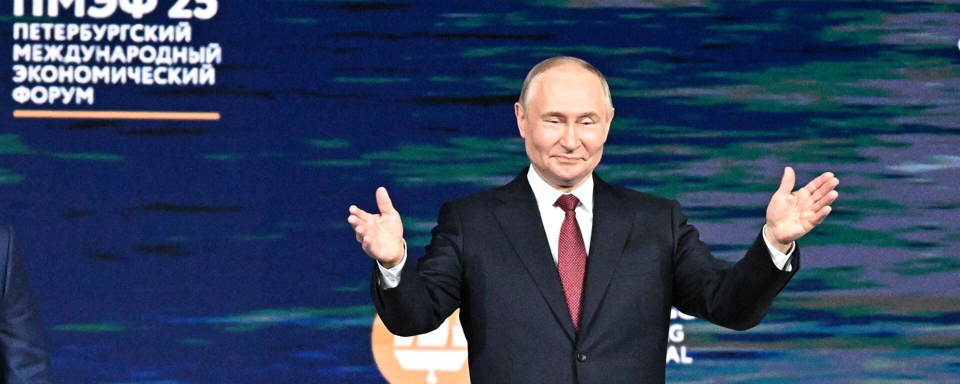 Russian President Vladimir Putin takes the stage at the plenary session of the St. Petersburg International Economic Forum - Sputnik भारत, 1920, 20.06.2025