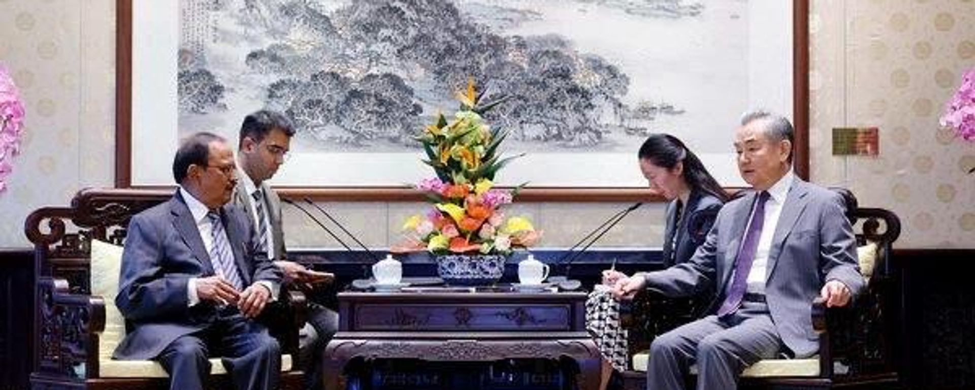 NSA Doval meets Chinese Foreign Minister Wang Yi in Beijing - Sputnik India, 1920, 24.06.2025