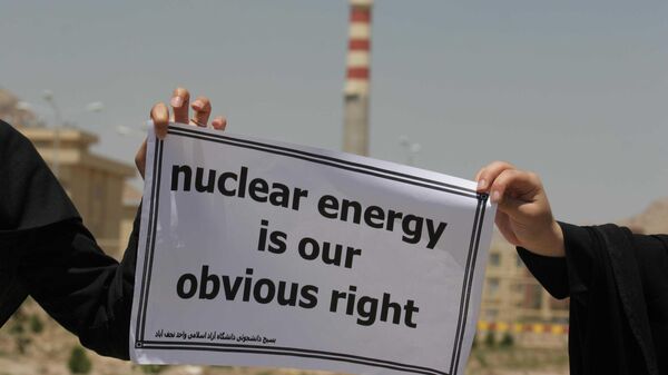 Iranian women form a human chain, at the Isfahan Uranium Conversion Facility, to support Iran's nuclear program, just outside the city of Isfahan, 410 kilometers (255 miles) south of Tehran. - Sputnik भारत