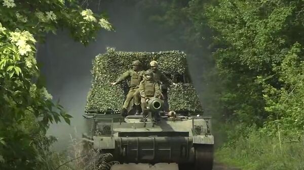 In this photo, taken from video released by Russian Defense Ministry Press Service on Monday, June 9, 2025, Russian soldiers ride an Akatsyia self-propelled gun on an undisclosed location in Ukraine. - Sputnik भारत