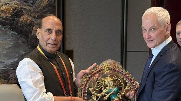  Rajnath Singh presents a Nataraja statue to Russian Defence Minister Andrey Belousov - Sputnik भारत