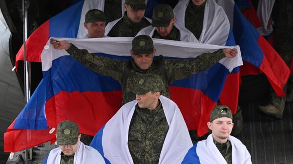 Возвращение российских военных из украинского плена - Sputnik भारत