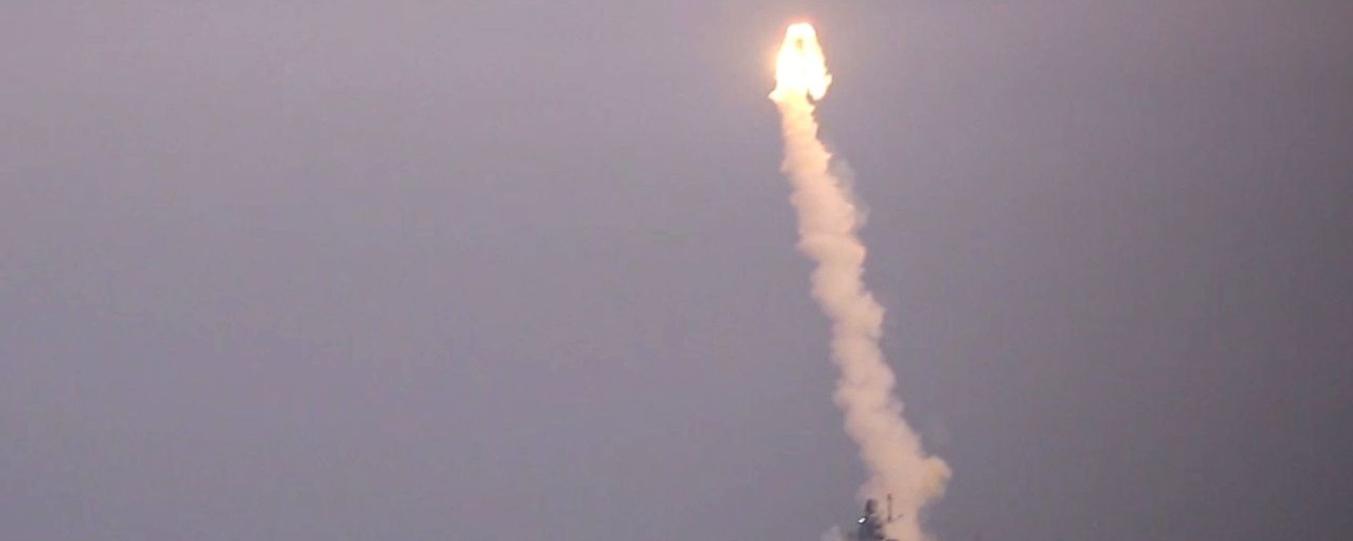 Test firing of a Zircon hypersonic cruise missile from the Admiral of the Soviet Union Fleet Gorshkov frigate from the White Sea at a coastal target located at the Chizha training ground in the Arkhangelsk Region. - Sputnik भारत, 1920, 07.08.2026
