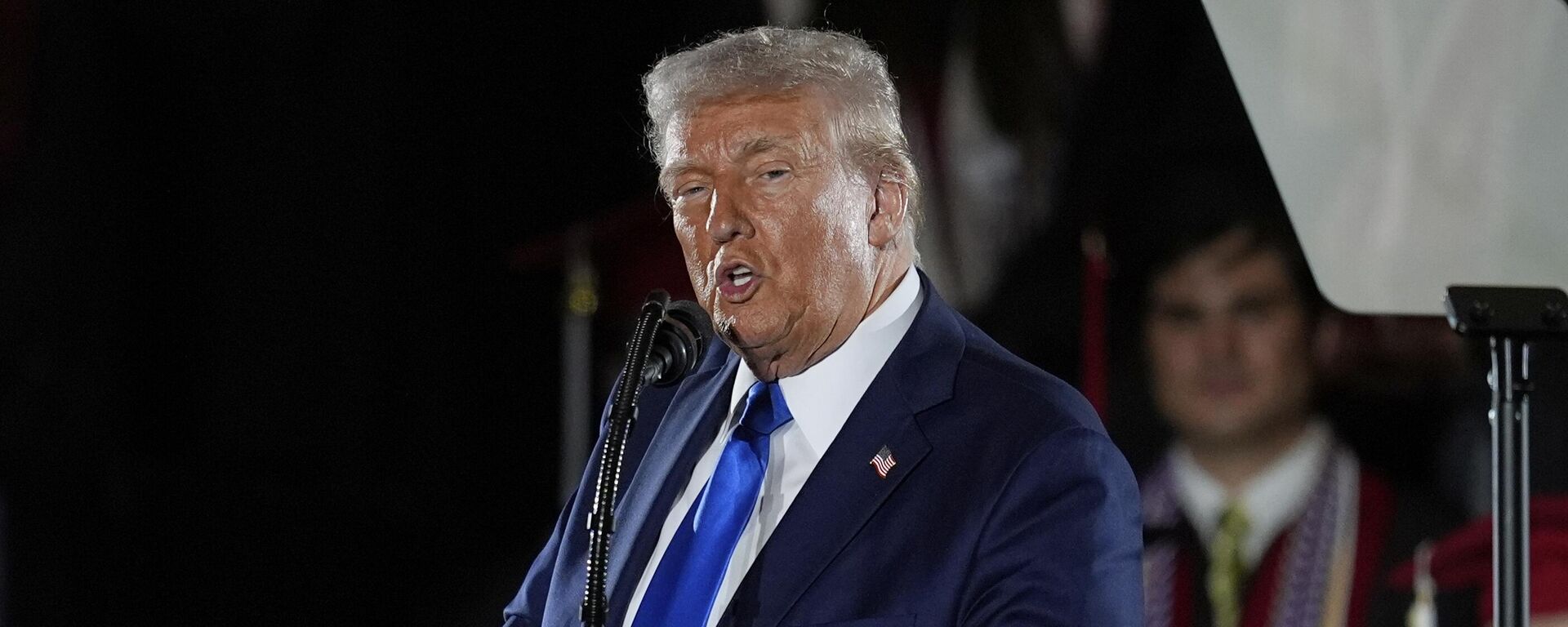 President Donald Trump gives a commencement address at the University of Alabama, Thursday, May 1, 2025, in Tuscaloosa, Ala - Sputnik भारत, 1920, 07.07.2025