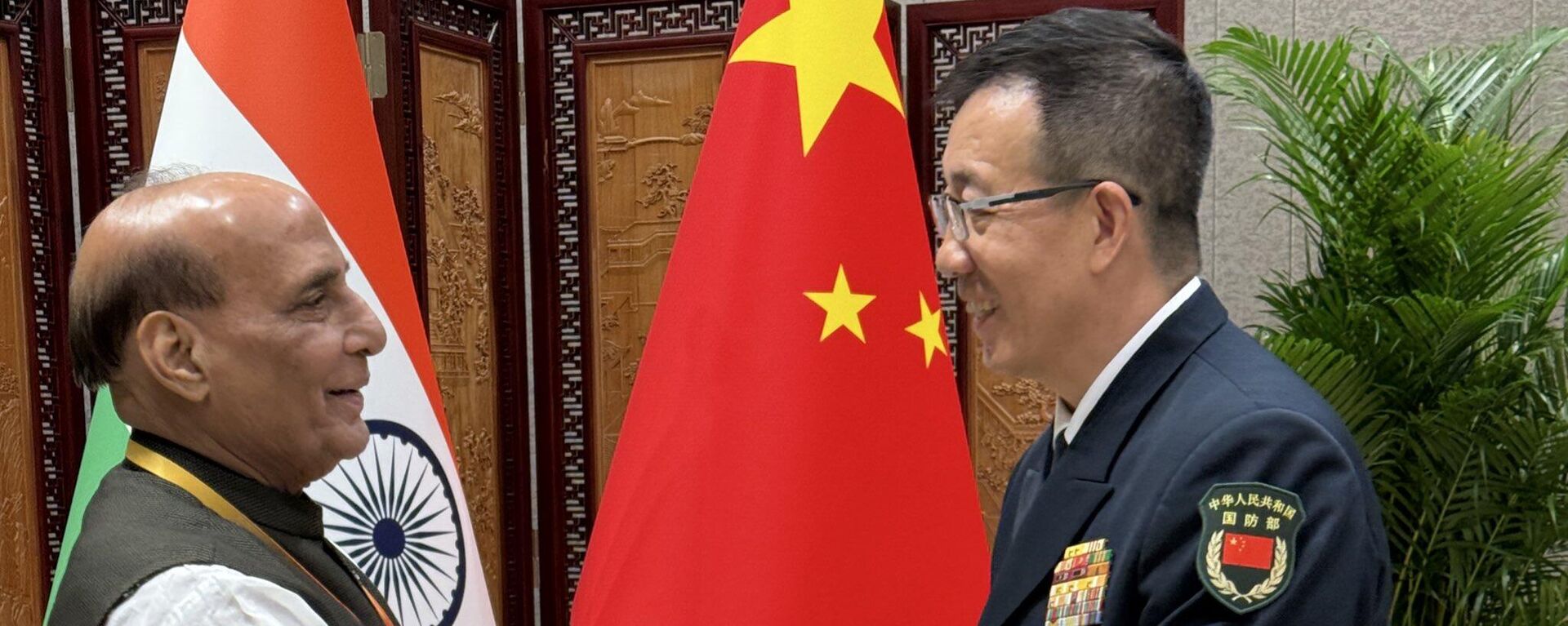 Indian and Chinese defence chiefs hold talks on the sidelines of a SCO meeting. - Sputnik India, 1920, 28.06.2025