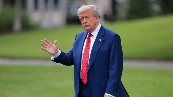 U.S. President Donald Trump walks out of the Oval Office before boarding Marine One on the South Lawn of the White House on June 20, 2025 in Washington, DC. Trump is traveling to Bedminster, New Jersey. - Sputnik भारत