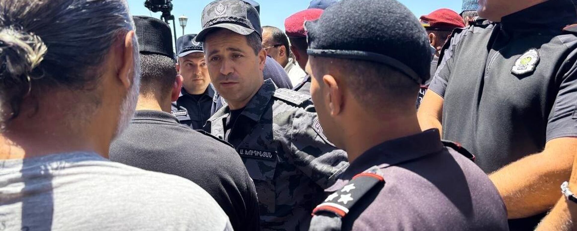 Clash Erupts Between Security Forces and Clergy in Armenia - Sputnik भारत, 1920, 27.06.2025