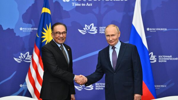 Russian President Vladimir Putin and Malaysian Prime Minister Anwar Ibrahim - Sputnik India