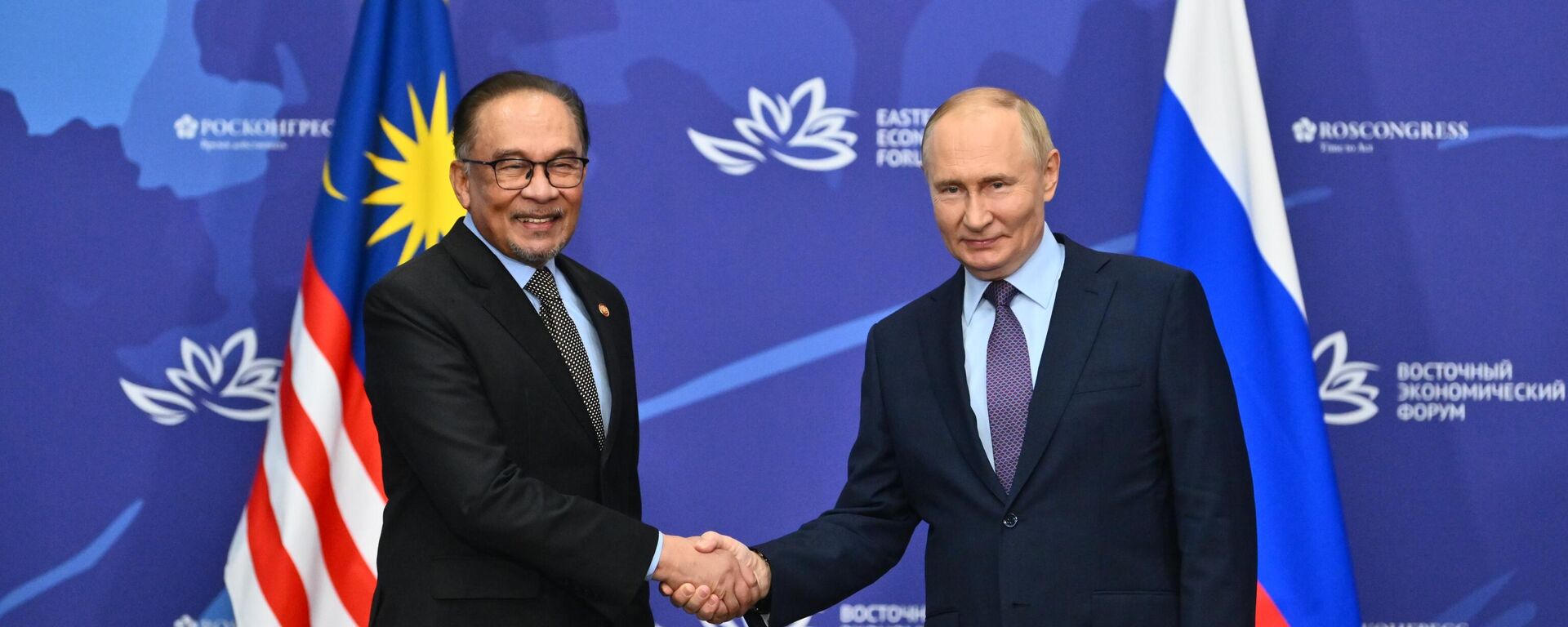 Russian President Vladimir Putin and Malaysian Prime Minister Anwar Ibrahim - Sputnik India, 1920, 27.06.2025