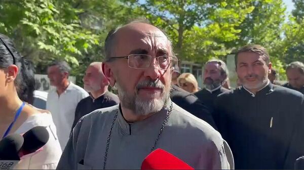 Предстоятель Ширакской епархии архиепископ Микаел Аджапахян направляется в Ереван (27 июня 2025). Эчмиадзин - Sputnik भारत