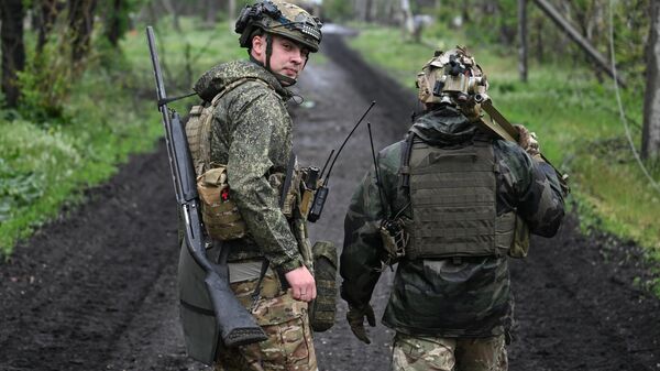Crew numbers of the 2S7M Malka self-propelled gun of the Tsentr group of forces at a firing position in the Krasnoarmeysk direction of the North Military District. - Sputnik भारत