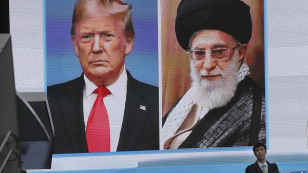 A man walks by a huge screen showing U.S. President Donald Trump, left, and Iranian Supreme Leader Ayatollah Ali Khamenei, in Tokyo, Wednesday, Jan. 8, 2020. Iran struck back at the United States early Wednesday for killing a top Revolutionary Guards commander, firing a series of ballistic missiles at two military bases in Iraq housing American troops in a major escalation between the two longtime foes. (AP Photo/Koji Sasahara) - Sputnik भारत