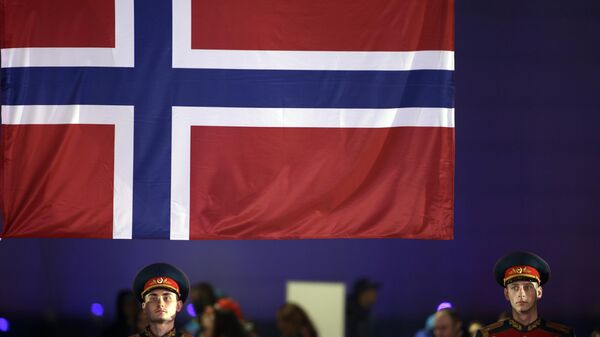 Russian soldiers stand under a Norwegian flag during the medals ceremony for the  men's cross-country sprint at the 2014 Winter Olympics, Wednesday, Feb. 12, 2014, in Sochi, Russia - Sputnik भारत