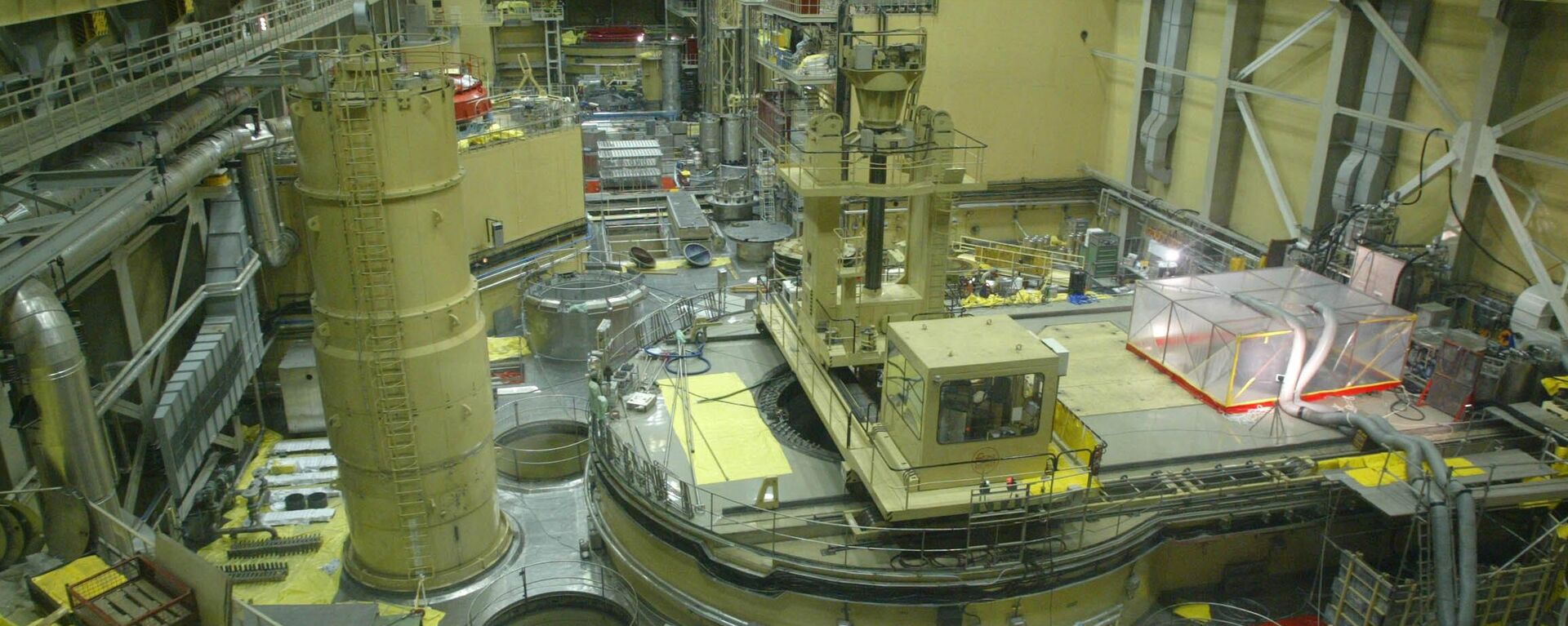 Plastic tent, right, covers the cleaning apparatus of Reactor Block 2 of the Paks Nuclear Power Plant to catch the small amount of still leaking radioactive gas in Paks, some 90 kms south of Budapest, Hungary on Tuesday, April 22, 2003 - Sputnik भारत, 1920, 01.07.2025