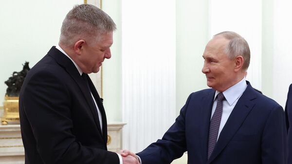 Slovak Prime Minister Robert Fico and Russian President Vladimir Putin shake hands before a meeting at the Kremlin in Moscow, Russia - Sputnik India