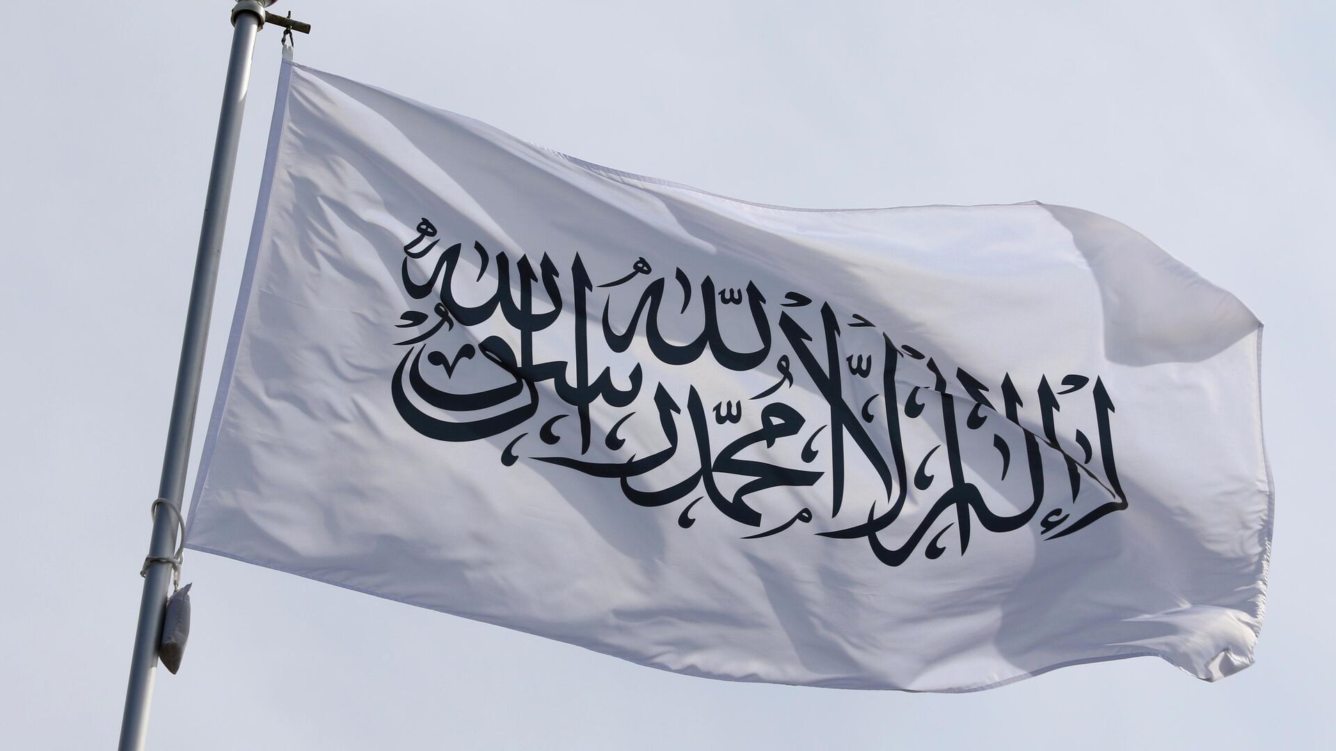 The national flag of the Islamic Emirate of Afghanistan, the Taliban, fluttering in the wind on a flagpole in Saint Petersburg, Russia. The national flag of the Islamic Emirate of Afghanistan, the Taliban, fluttering in the wind on a flagpole in Saint Petersburg, Russia. - Sputnik भारत, 1920, 04.07.2025