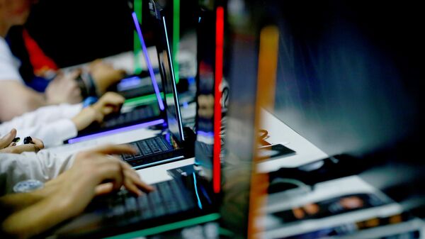 Visitors play video game during the IgroMir 2017 exhibition and Comic Con Russia 2017 festival held at the Crocus Expo international exhibition center in Moscow, Russia on September 30, 2017.  - Sputnik भारत