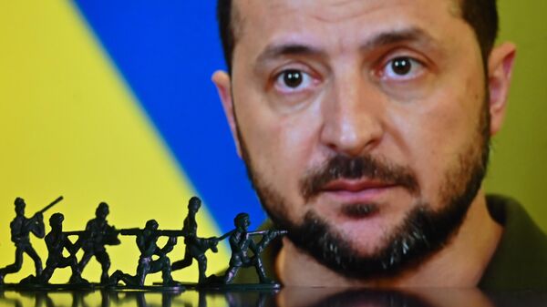 Illustration with figures of soldiers, seen in front of a photo of Volodymyr Zelensky displayed on a computer screen. - Sputnik भारत