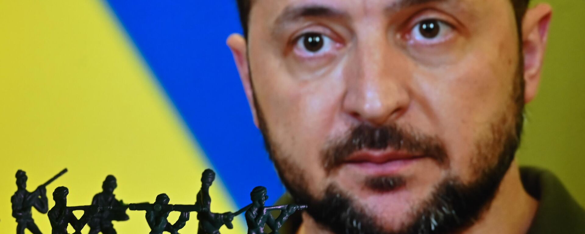 Illustration with figures of soldiers, seen in front of a photo of Volodymyr Zelensky displayed on a computer screen. - Sputnik भारत, 1920, 04.07.2025