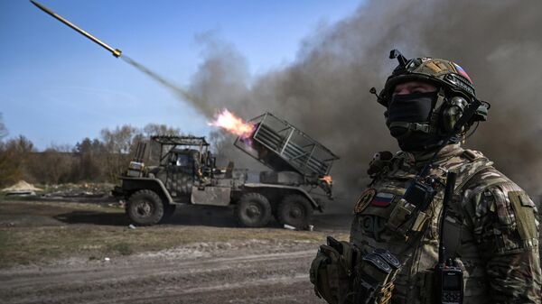Russian servicemen of the 40th Separate Guards Naval Infantry Brigade of the Sever Group of Forces fire a BM-21 Grad multiple rocket launcher towards Ukrainian positions  - Sputnik भारत