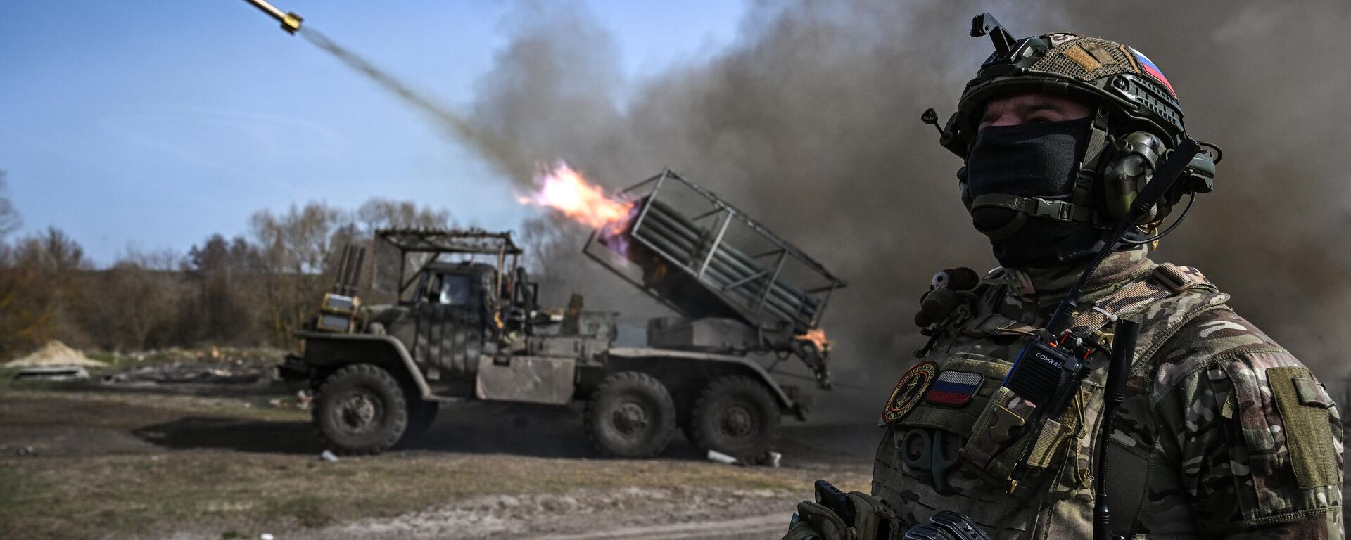 Russian servicemen of the 40th Separate Guards Naval Infantry Brigade of the Sever Group of Forces fire a BM-21 Grad multiple rocket launcher towards Ukrainian positions  - Sputnik भारत, 1920, 06.07.2025