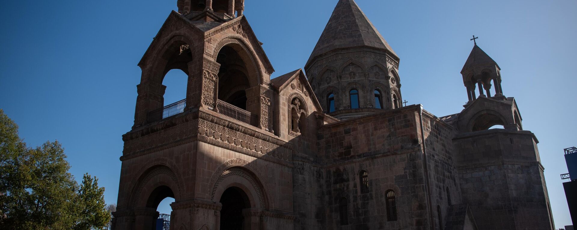Etchmiadzin Cathedral, the mother church of the Armenian Apostolic Church, in the city of Vagharshapat, Armenia. - Sputnik भारत, 1920, 09.07.2025