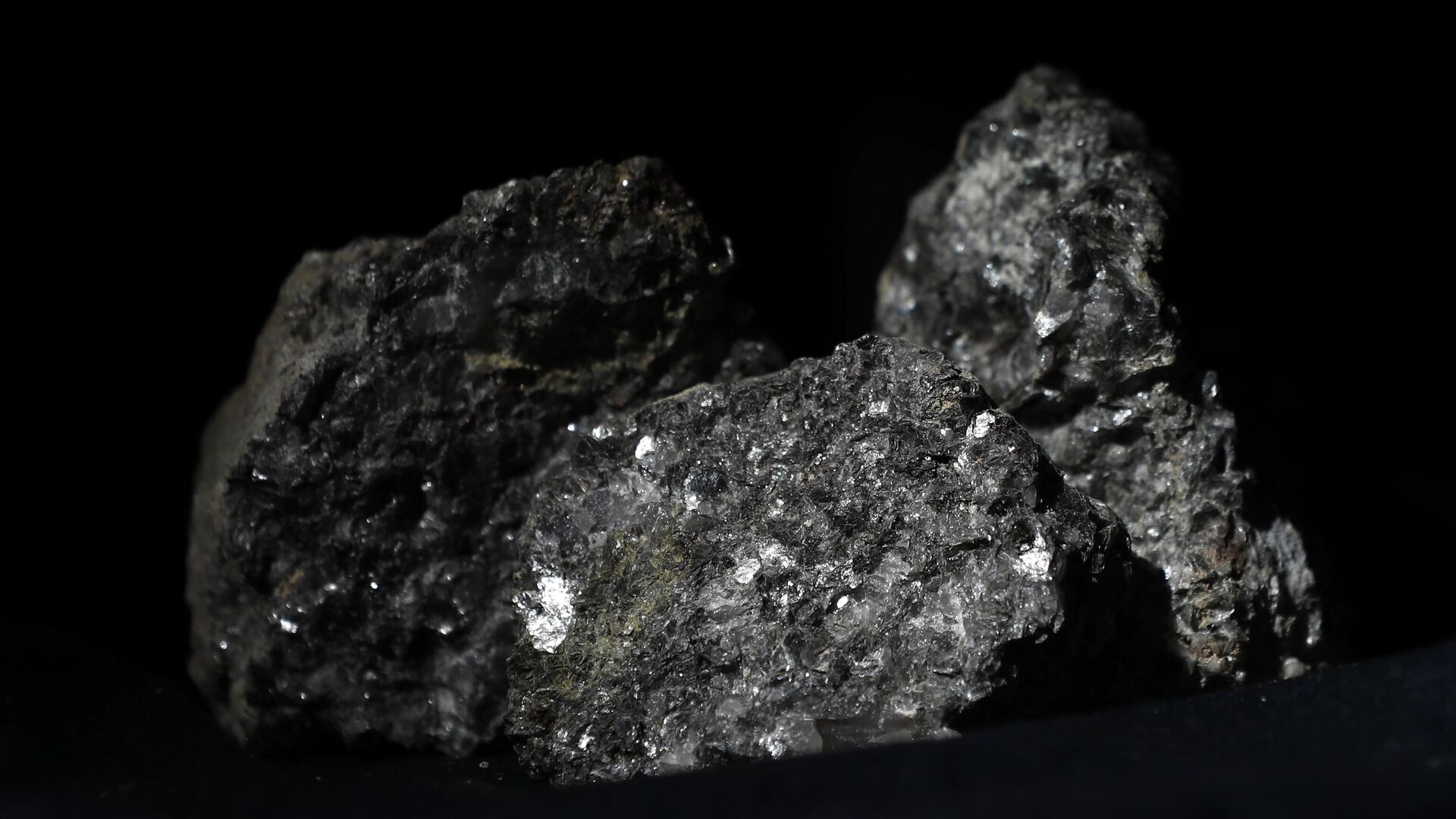 Pieces of lithium sparkle in an ore sample. Pieces of lithium sparkle in an ore sample. - Sputnik India, 1920, 09.07.2025