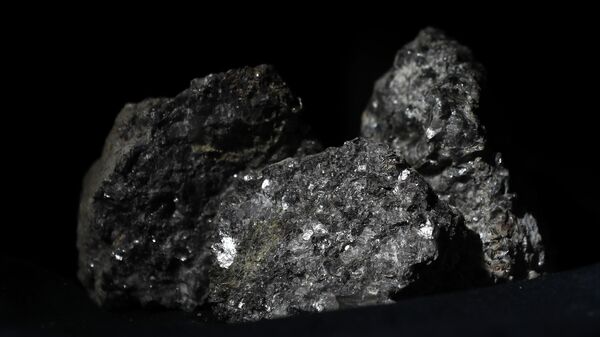  Pieces of lithium sparkle in an ore sample. - Sputnik India