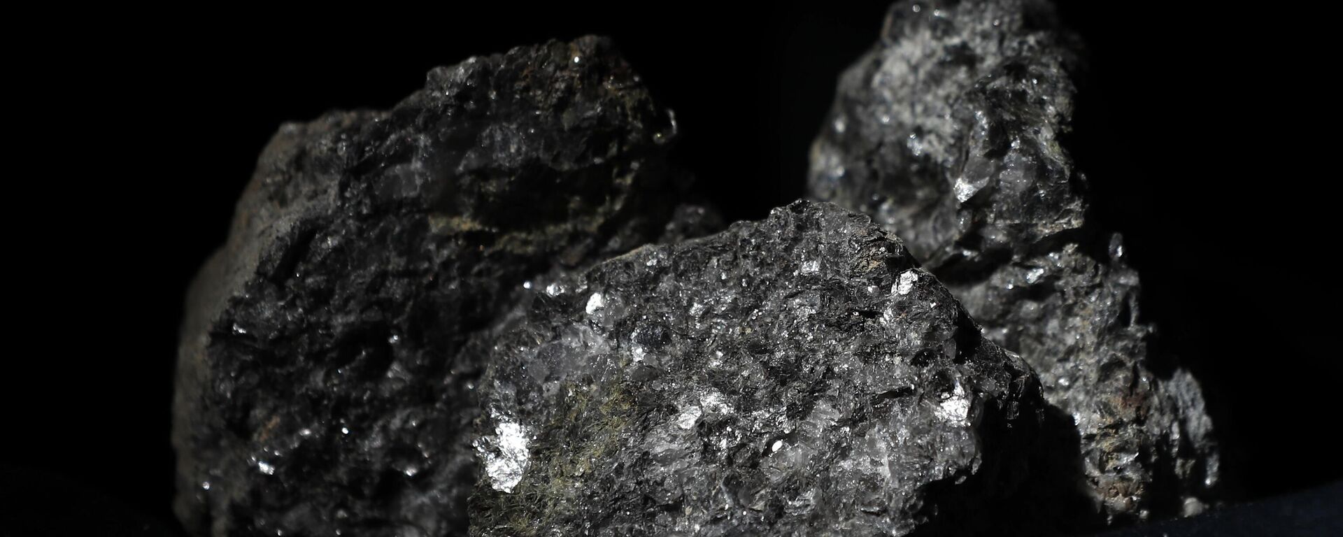  Pieces of lithium sparkle in an ore sample. - Sputnik India, 1920, 09.07.2025
