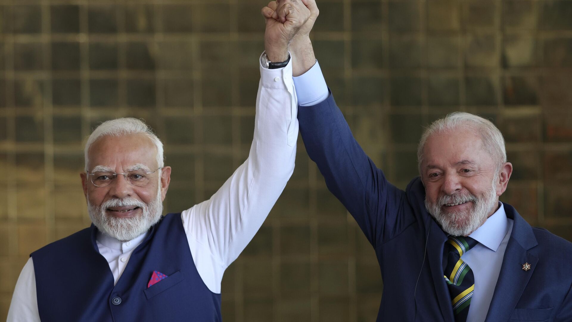 India's Prime Minister Narendra Modi, left, and Brazil's President Luiz Inacio Lula da Silva hold up their hands during a meeting at Alvorada Palace in Brasilia, Brazil, Tuesday, July 8, 2025. (AP Photo/Luis Nova) India's Prime Minister Narendra Modi, left, and Brazil's President Luiz Inacio Lula da Silva hold up their hands during a meeting at Alvorada Palace in Brasilia, Brazil, Tuesday, July 8, 2025. (AP Photo/Luis Nova) - Sputnik India, 1920, 09.07.2025