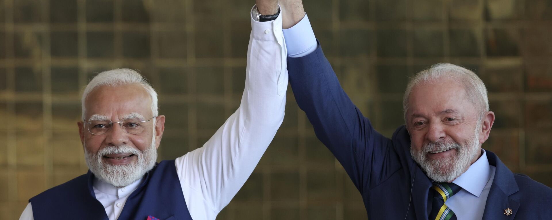 India's Prime Minister Narendra Modi, left, and Brazil's President Luiz Inacio Lula da Silva hold up their hands during a meeting at Alvorada Palace in Brasilia, Brazil, Tuesday, July 8, 2025. (AP Photo/Luis Nova) - Sputnik India, 1920, 10.12.2025