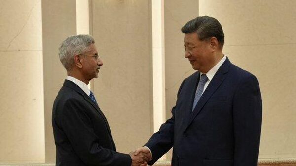 India's External Affairs Minister (EAM) S Jaishankar apprises Chinese President Xi Jinping of the recent developments in Sino-India ties during their call-on in Beijing. - Sputnik भारत