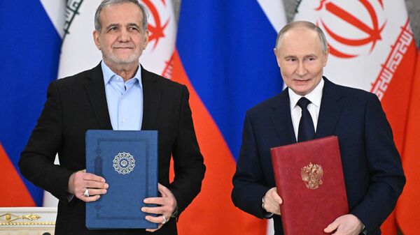 Russian President Vladimir Putin and Iranian President Masoud Pezeshkian - Sputnik भारत