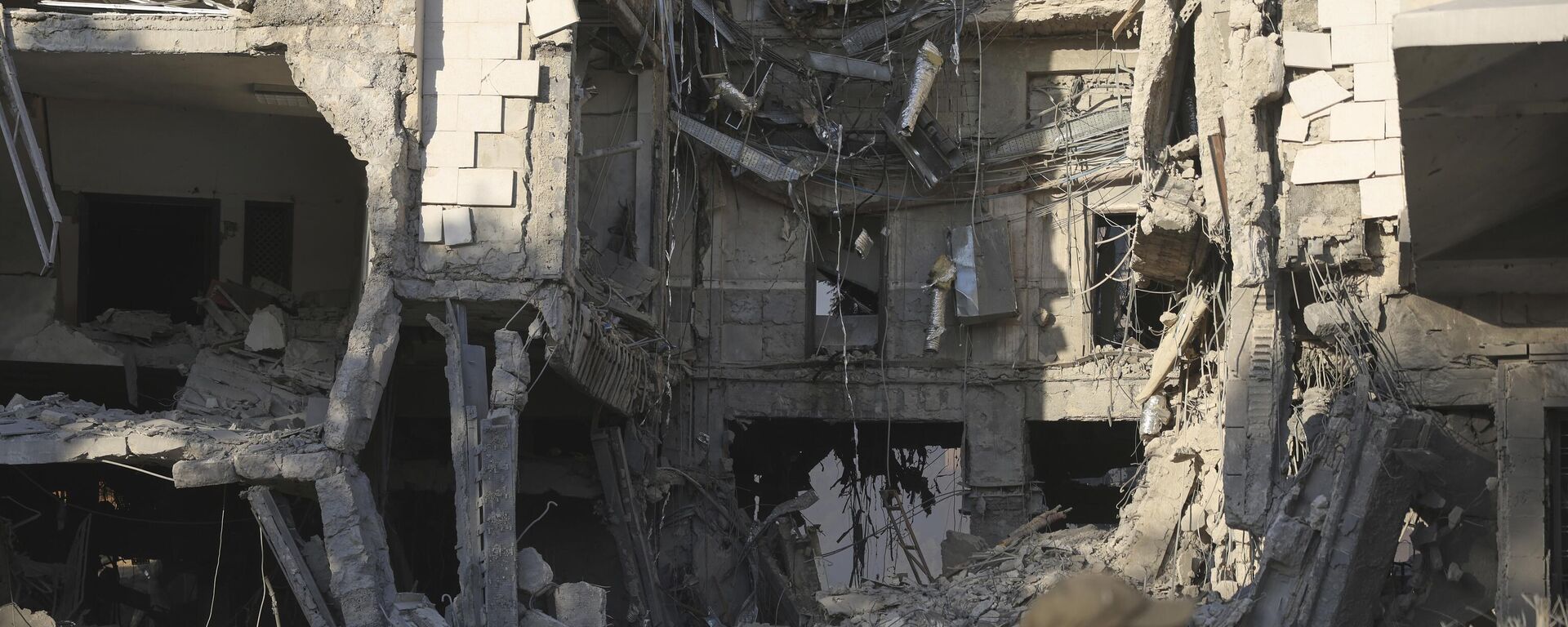 A soldier passes in front the damaged Syrian Defense Ministry building allegedly hit by several Israeli airstrikes, in Damascus, Syria, Wednesday, July 16, 2025. (AP Photo/Ghaith Alsayed) - Sputnik India, 1920, 18.07.2025