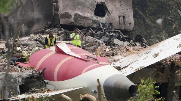 Officials inspect the site of Thursday's Air India plane crash on the roof of a building in Ahmedabad, India, Friday, June 13, 2025.  - Sputnik भारत