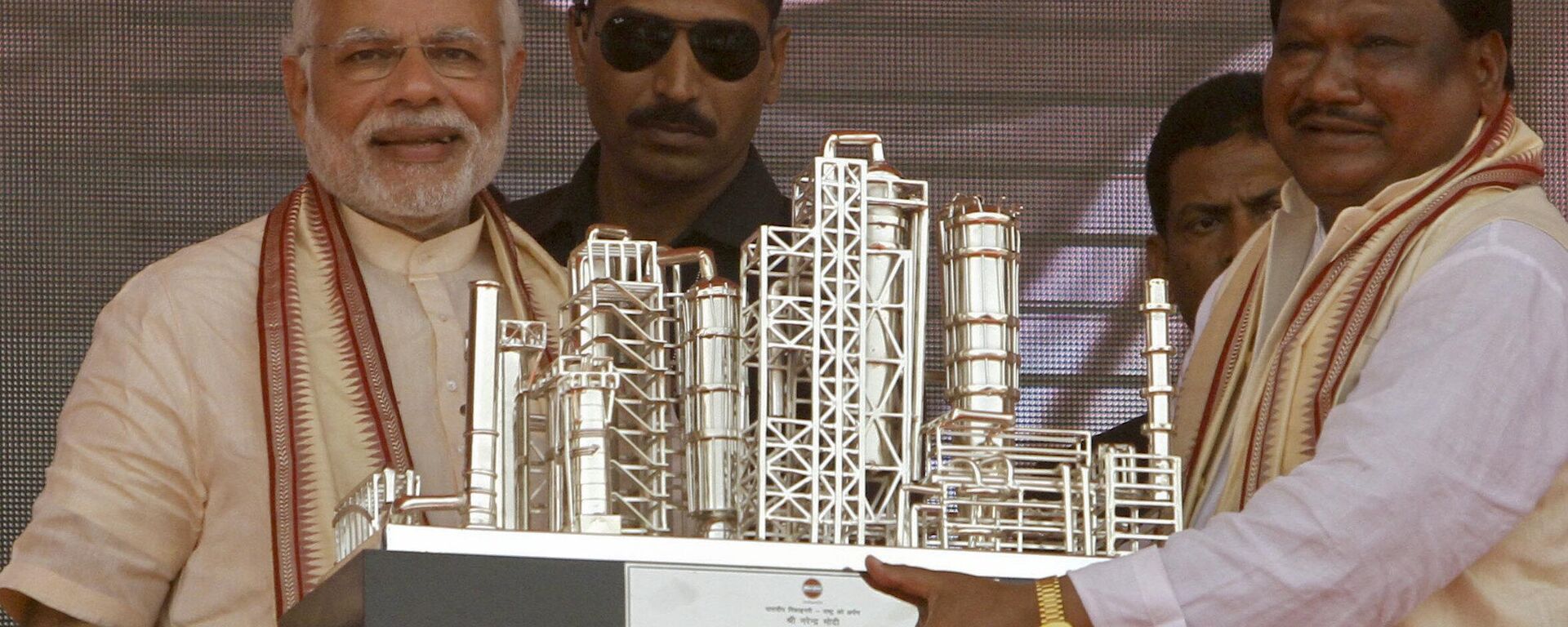 Indian Prime Minister Narendra Modi, left, receives a model of the refinery from minister for tribal affairs Jual Oram after inaugurating Indian Oil Corporation’s refinery in Paradip, Orissa, India, Sunday, Feb. 7, 2016 - Sputnik भारत, 1920, 21.07.2025