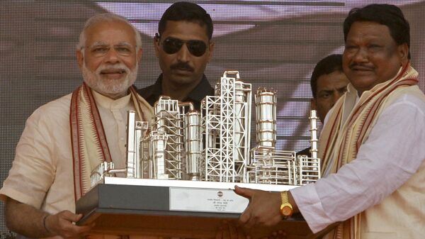 Indian Prime Minister Narendra Modi, left, receives a model of the refinery from minister for tribal affairs Jual Oram after inaugurating Indian Oil Corporation’s refinery in Paradip, Orissa, India, Sunday, Feb. 7, 2016 - Sputnik भारत