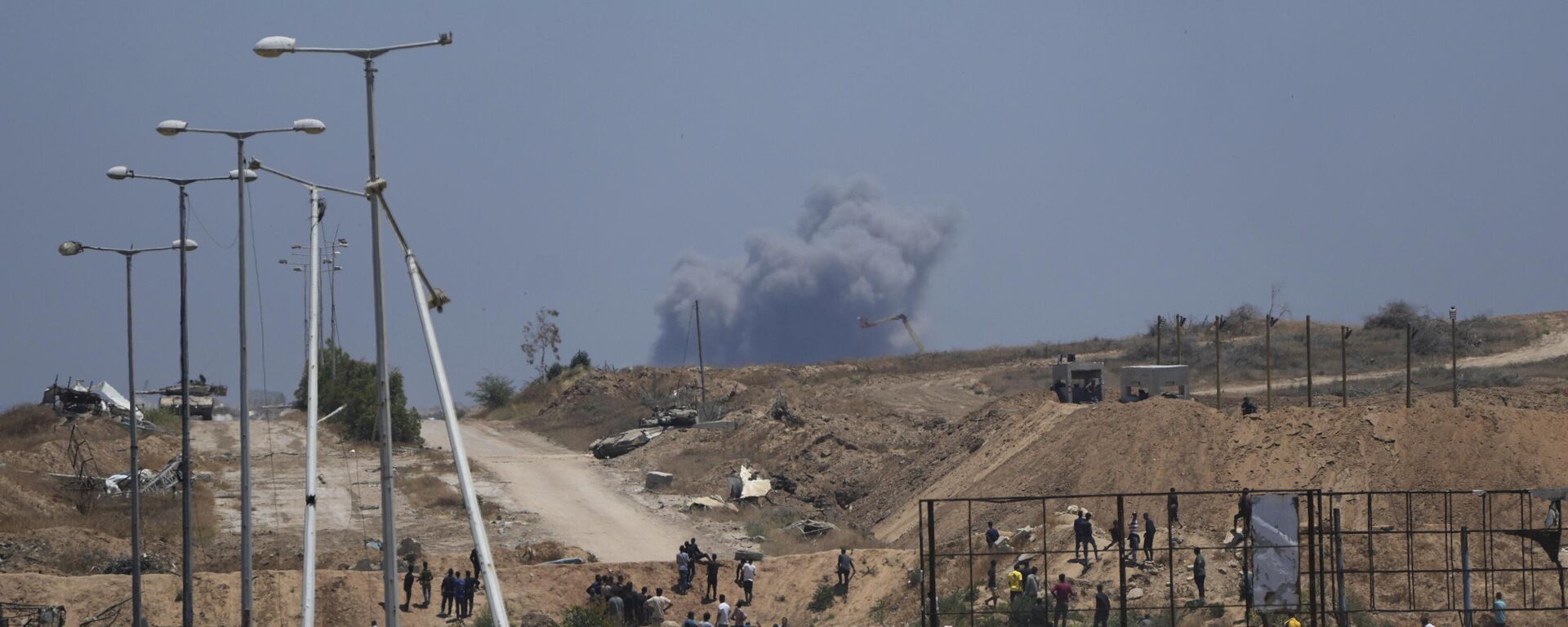 Smoke rises following an Israeli bombardment in southern Gaza, as seen from a humanitarian aid distribution center operated by the US-backed Gaza Humanitarian Foundation, approved by Israel, in Khan Younis, southern Gaza Strip, on Thursday, May 29, 2025. - Sputnik भारत, 1920, 21.01.2026