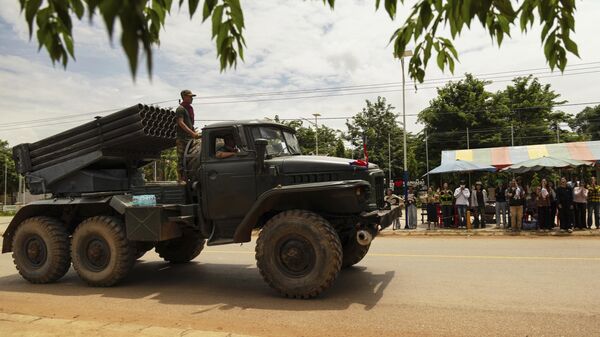 Cambodian volunteers cheer as a military vehicle drives towards the Cambodia-Thailand border at Srei Snam District, Siem Reap Province, Cambodia on Monday, July 28, 2025 - Sputnik भारत